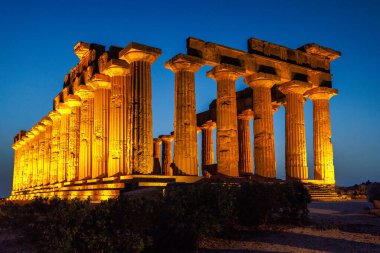 Selinunte 'deki Hera Tapınağı akşam yapay ışık altında. Sicilya, İtalya, Avrupa 'daki arkeolojik alan.