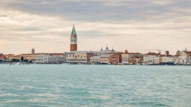 St. Mark 's Campanile' li Venedik, San Marco havzası, İtalya, Avrupa manzarası.