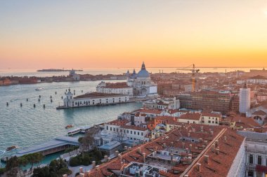 Venedik 'teki Santa Maria della Salute Bazilikası, gün batımında St. Mark' s Campanile Kulesi 'nden manzara, İtalya, Avrupa.