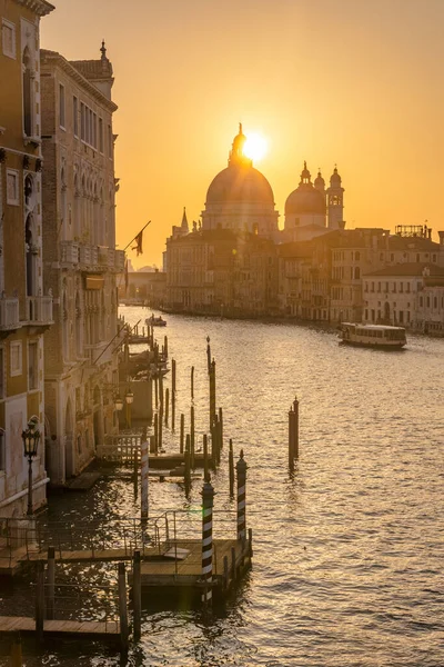 Grand Canal Benátkách Bazilikou Santa Maria Della Salute Krásného Východu — Stock fotografie