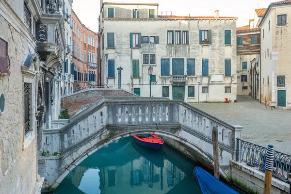 다리와 역사적 건물들이 이탈리아 베니스 — 스톡 사진