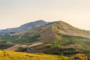 Sicilya, dağlık iç kesimlerin manzarası. Antik Segesta, İtalya, Avrupa yakınlarındaki ada..