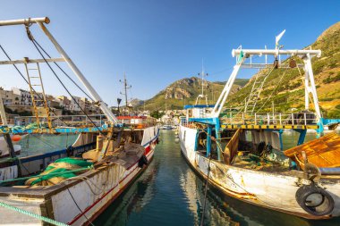 Sicilya 'da Castellammare del Golfo, Sabah balıkçı tekneleriyle liman, İtalya, Avrupa.