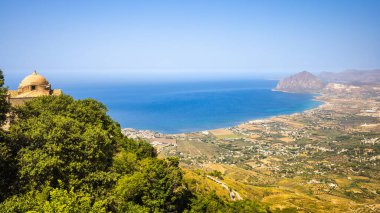 San Giovanni Battista Kilisesi ve Sicilya, İtalya ve Avrupa 'da Monte Cofano ile Erice kasabasından manzara.