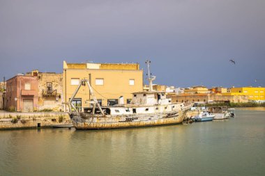 Mazara del Vallo 'nun deniz kanalı, Sicilya, İtalya, Avrupa' nın güneybatısında bir kasaba..