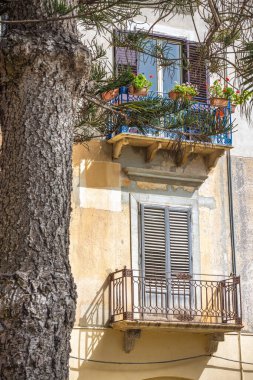 Sicilya 'da, İtalya' da, Avrupa 'da, Marsala kasabasında balkonları olan bir evin cephesi.