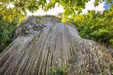 Slovakya 'daki Somoska ulusal doğa rezervinde bazalt taş şelalesi.