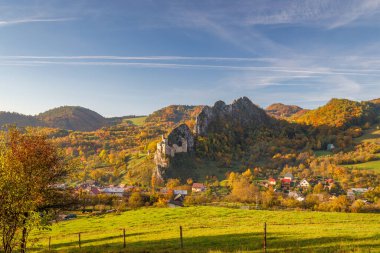 Beyaz Karpat Dağları, Slovakya, Avrupa 'daki Lednica ortaçağ şatosunun sonbahar manzarası.