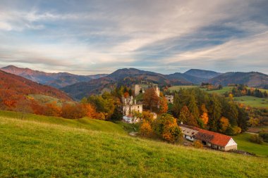 Günbatımında ortaçağ kalesi olan Sklabina 'nın sonbahar manzarası, Slovakya, Avrupa.