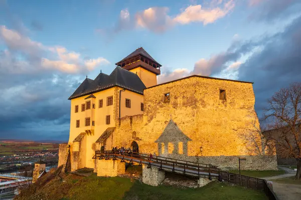 Castillo Trencin Por Encima Ciudad Trencin Atardecer Eslovaquia Europa — Foto de Stock