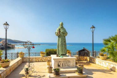 CASTELLAMARE DEL GOLFO, İTALYA - 13 Temmuz 2023: kıyıdaki Padre Pio heykeli.