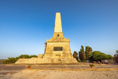 CALATAFIMI SEGESTA, İTALYA - 10 Temmuz 2023: Pianto Romano türbesi, bir Garibaldi anıtı.