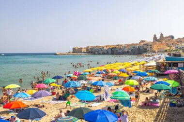 CEFALU, İTALYA - 16 HAZİRAN 2023: Sicilya 'da çekici bir yerde şehir plajı.