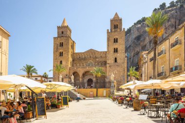 CEFALU, ITALY - 16 Temmuz 2023: Piazza del Duomo - Katedral Meydanı.