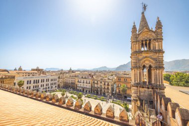 PALERMO, İTALYA - 18 Temmuz 2023: Palermo Katedrali, Sicilya 'nın başkentinin önemli bir dönüm noktası ve turistik merkezi olan katedralin çatısı şehir manzaralı kule manzarası.