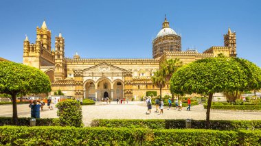 PALERMO, İtalya - 18 Temmuz 2023: Palermo Katedrali, Sicilya 'nın başkentinin önemli bir dönüm noktası ve turistik merkezi..