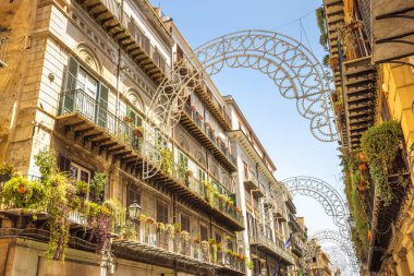 PALERMO, İtalya - 18 Temmuz 2023 Via Vittorio Emanuele, şehir merkezindeki cadde.