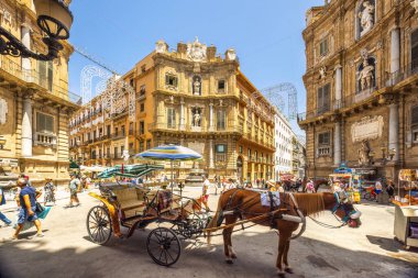 PALERMO, İTALYA - 18 Temmuz 2023: The Quattro Canti 'de at arabası, şehir merkezindeki barok meydanı.