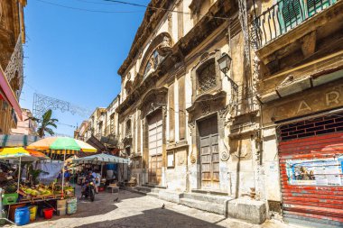 PALERMO, İtalya - 18 Temmuz 2023: Sokak pazarındaki tarihi evler.