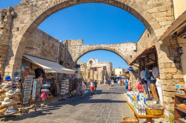 RHODES, GREECE - 7 Temmuz 2022: Rodos 'un tarihi merkezinin taş sokak manzarası.