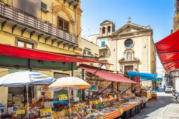 PALERMO, İtalya - 18 Temmuz 2023: güneşli bir günde sokak pazarı.