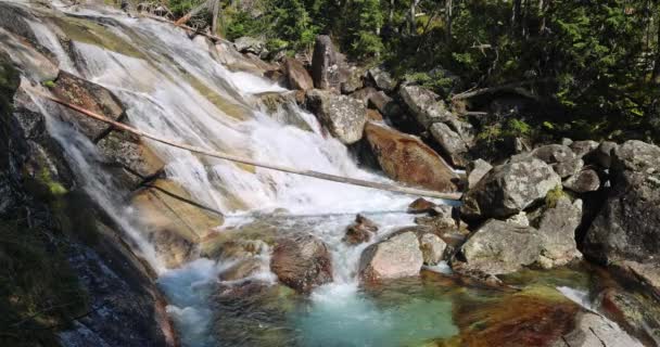 在茂密的溪流中瀑布成串 位于斯洛伐克 欧洲塔特拉山国家公园的冷溪瀑布 慢镜头4K100Fps — 图库视频影像