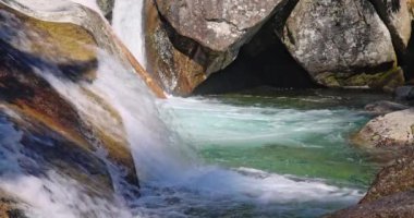 Bereketli bir derede çağlayan şelale. High Tatras Ulusal Parkı 'ndaki Cold Creek Şelaleleri, Slovakya, Avrupa. Yavaş çekim 4k 100 fps görüntü.