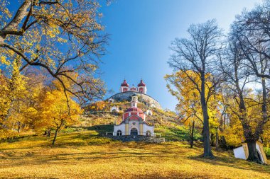 Calvary Banska Stiavnica bir sonbahar sezonunda, Slovakya, Avrupa.