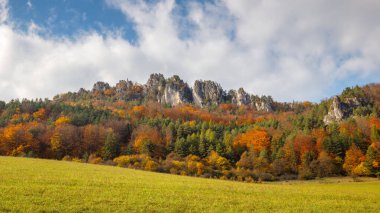 Kayalık tepeleri olan sonbahar dağ manzarası. Sulov Kayalıkları, Slovakya, Avrupa 'nın kuzeybatısında ulusal doğa rezervi..