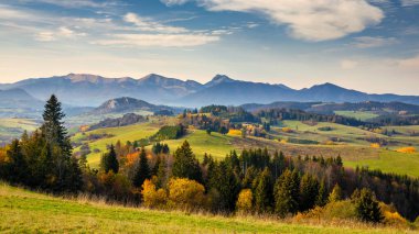 Sonbahar güneşli kırsal alan ve arka planda dağlar. Slovakya 'nın Orava bölgesi, Avrupa.