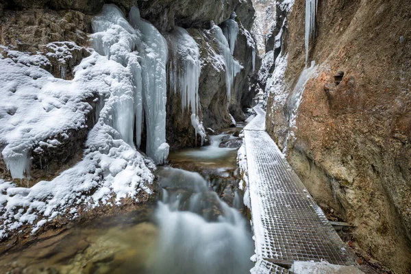 雪と氷で覆われた狭い峡谷や峡谷を通って 野生のストリームや滝と冬の風景 スロバキアのマラFatra国立公園 ヨーロッパ — ストック写真