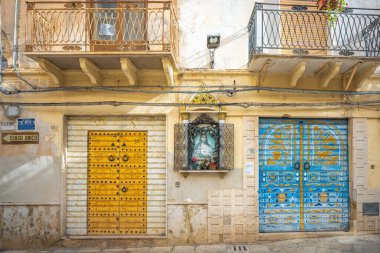 MAZARA DEL VALLO, İTALYA - 8 Temmuz 2023 Arap mimari unsurları ile Kasbah olarak bilinen şehir merkezi.