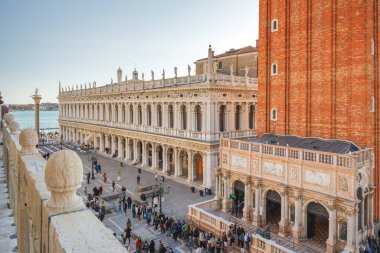 VENICE, İtalya - 4 Mart 2023 St. Mark Meydanı, St. Mark Bazilikası 'nın terasından manzara.