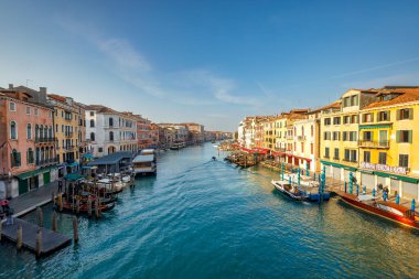 VENICE, İtalya - 5 Mart 2023: güneşli bir sabahta Büyük Kanal, Rialto Köprüsü manzaralı.