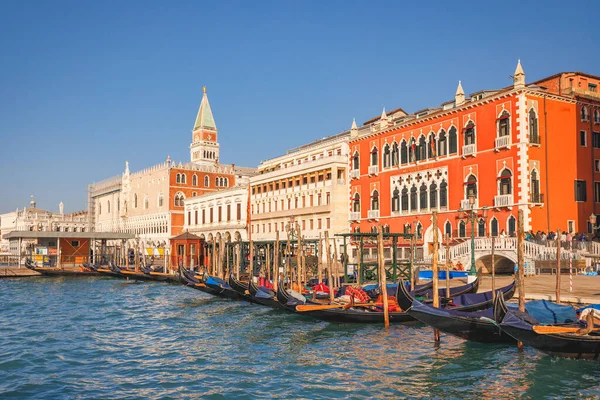 Venice Italië Maart 2023 Dijk Met Paleizen Gondels Zonnige Ochtend — Stockfoto
