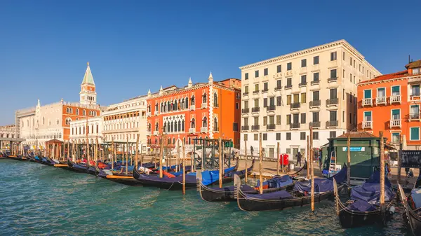 Venice Italy March 2023 Embankment Palaces Gondolas Sunny Morning — Stock Photo, Image