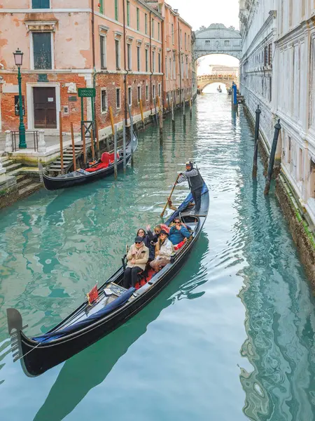 Venedik Talya Mart 2023 Çekiş Köprüsü Ndeki Yolcularla Gondol — Stok fotoğraf