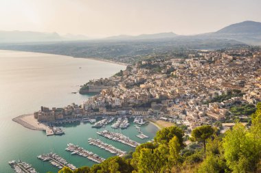 Sicilya 'da Castellammare del Golfo, Sabah ışığında şehir, İtalya, Avrupa.