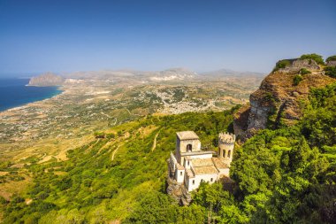 Torretta Pepoli şatosu ve İtalya, Avrupa 'da Monte Cofano ile Erice şehrinin deniz kıyısındaki manzarası.