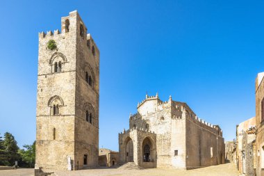 Erice Katedrali çan kulesiyle, Sicilya 'nın kuzeybatısında tarihi bir kasaba Trapani, İtalya, Avrupa yakınlarında.