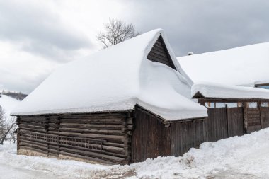 Halk mimarisi ile karlı kış manzarası. Tarihi renkli ahşap evleri olan Vlkolinec köyü, Slovakya Avrupa.