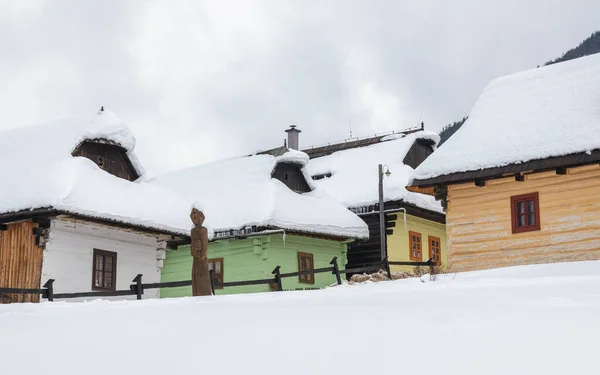 Śnieżny Zimowy Krajobraz Architekturą Ludową Wieś Vlkolinec Zabytkowymi Kolorowymi Drewnianymi — Zdjęcie stockowe