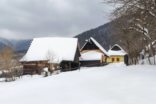 Sneeuwzeker Winterlandschap Met Volksarchitectuur Vlkolinec Dorp Met Historische Kleurrijke Houten — Stockfoto