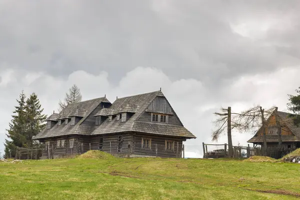 中央スロバキアの緑の牧草地にある古い木製の家 ヨーロッパ ストック写真
