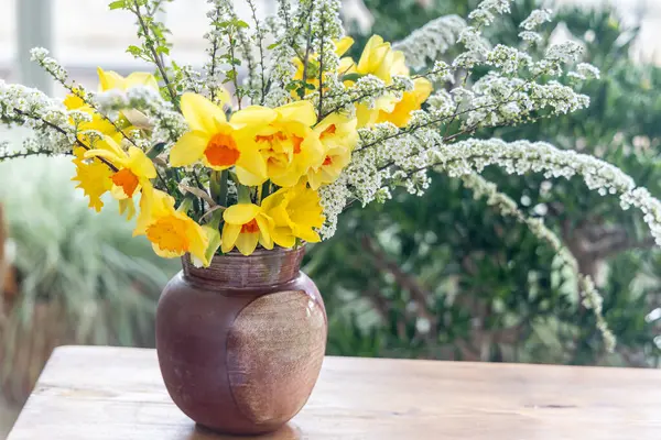 Stillleben Mit Narzissenblüten Vase Auf Tisch Mit Verschwommenem Hintergrund Stockfoto