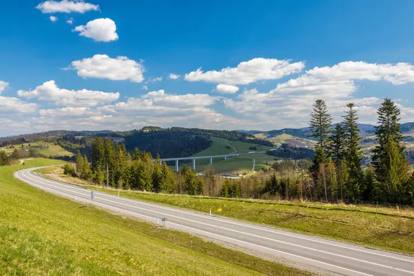 Motorväg Genom Det Bergiga Landet Nordvästra Slovakien Nära Den Polska Royaltyfria Stockbilder