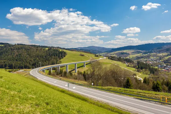 Autoroute Travers Pays Montagneux Dans Nord Ouest Slovaquie Près Frontière Photo De Stock