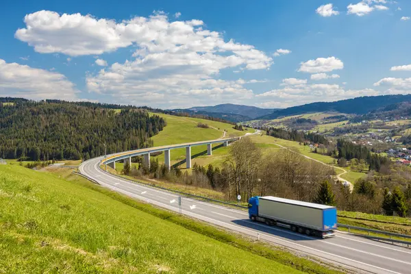 Lastbil Motorvägen Genom Det Bergiga Landet Nordvästra Slovakien Nära Den Stockbild