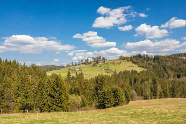 Een Bergachtig Landschap Met Dorpen Heuvels Het Zuiden Van Polen Rechtenvrije Stockfoto's