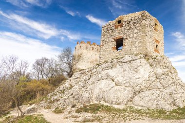 Güney Moravya, Çek Cumhuriyeti, Avrupa 'daki Pavlov Tepeleri' ndeki Devicky şatosunun kalıntıları..
